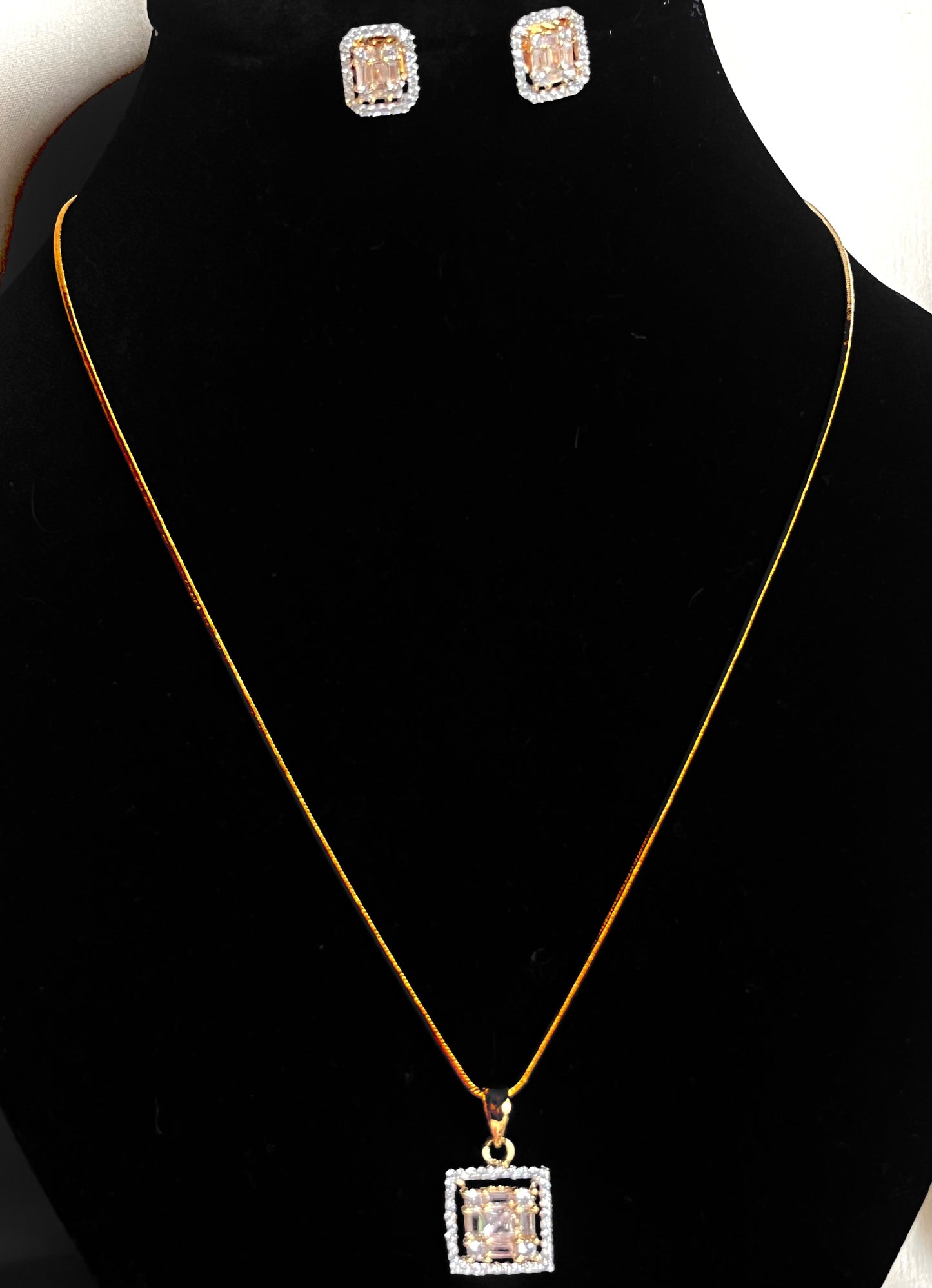 AARNA GOLDEN PENDANT SET