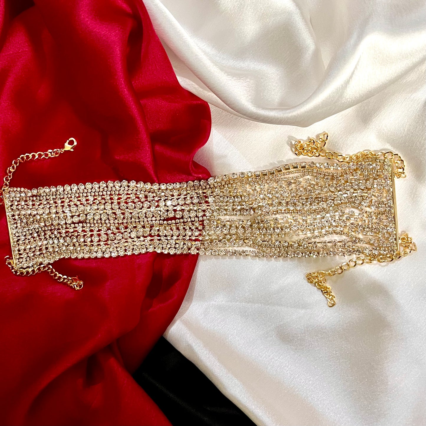 GOLDEN SPARKLY NECKPIECE