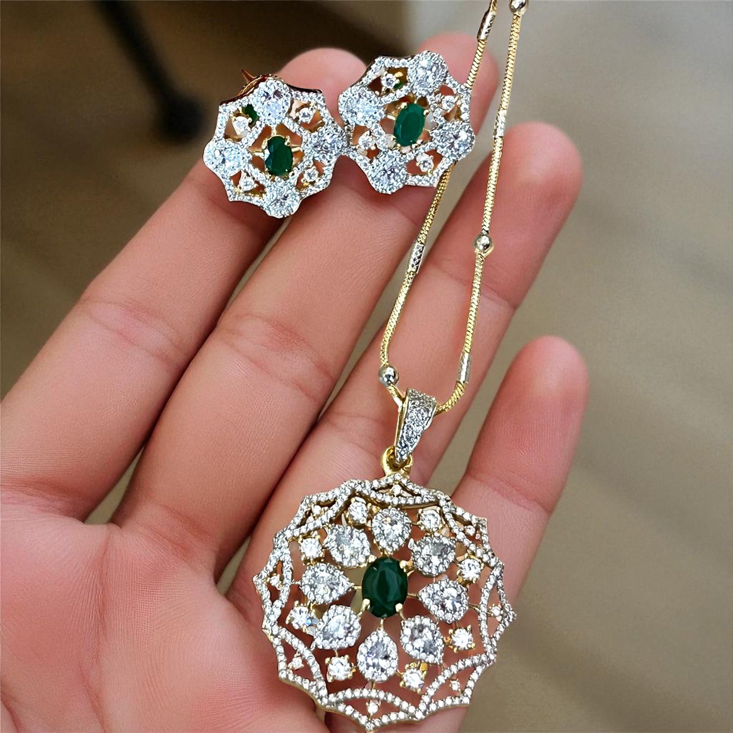 EMERALD KAVYA PENDANT SET