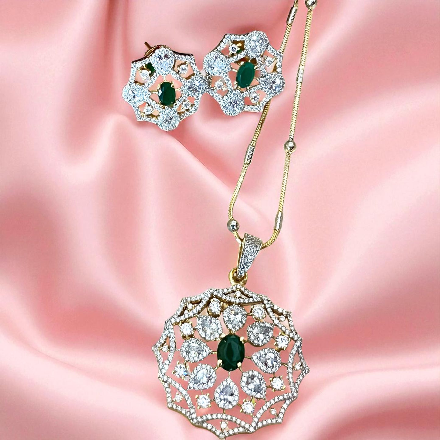 EMERALD KAVYA PENDANT SET