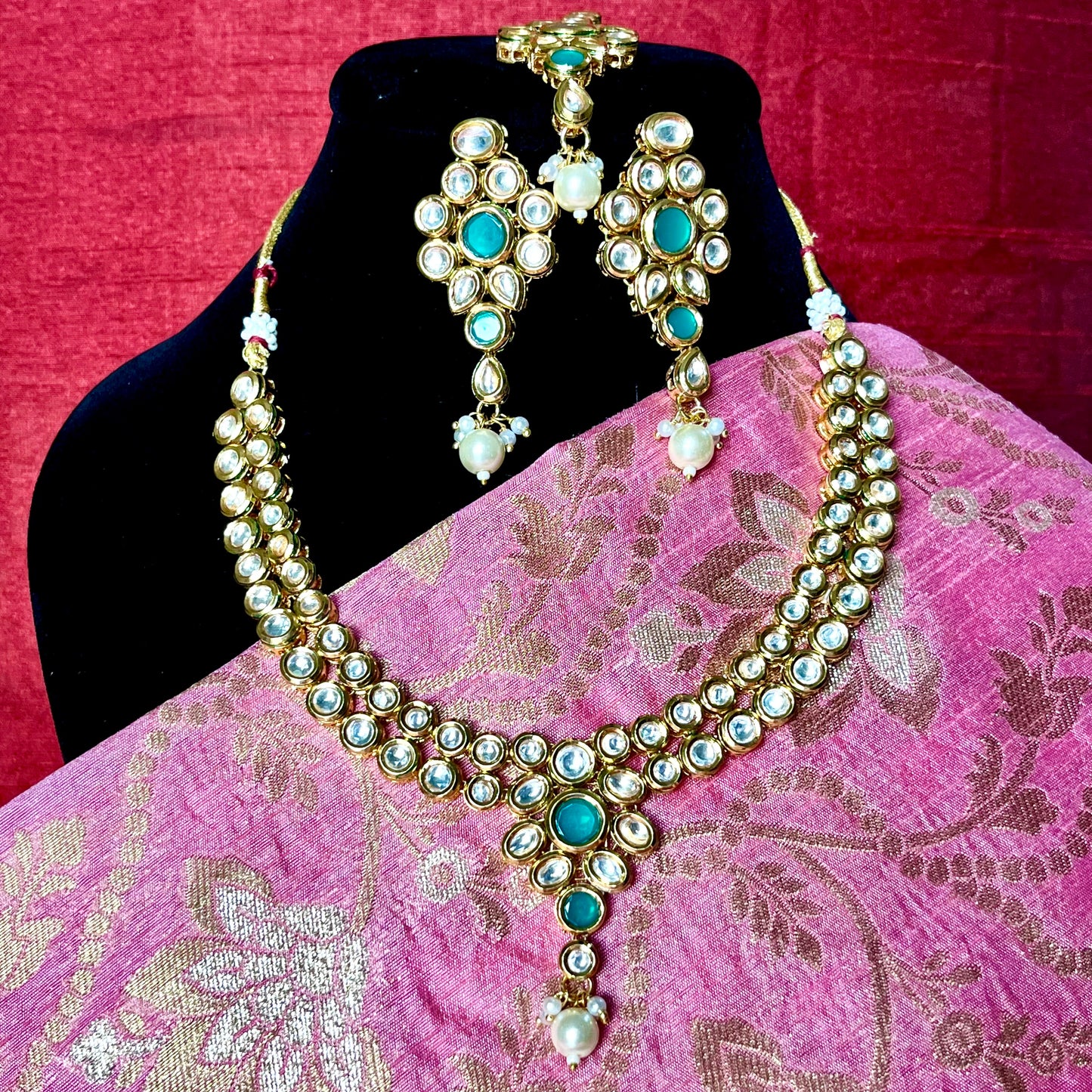 GOLDEN EMERALD NECKLACE SET