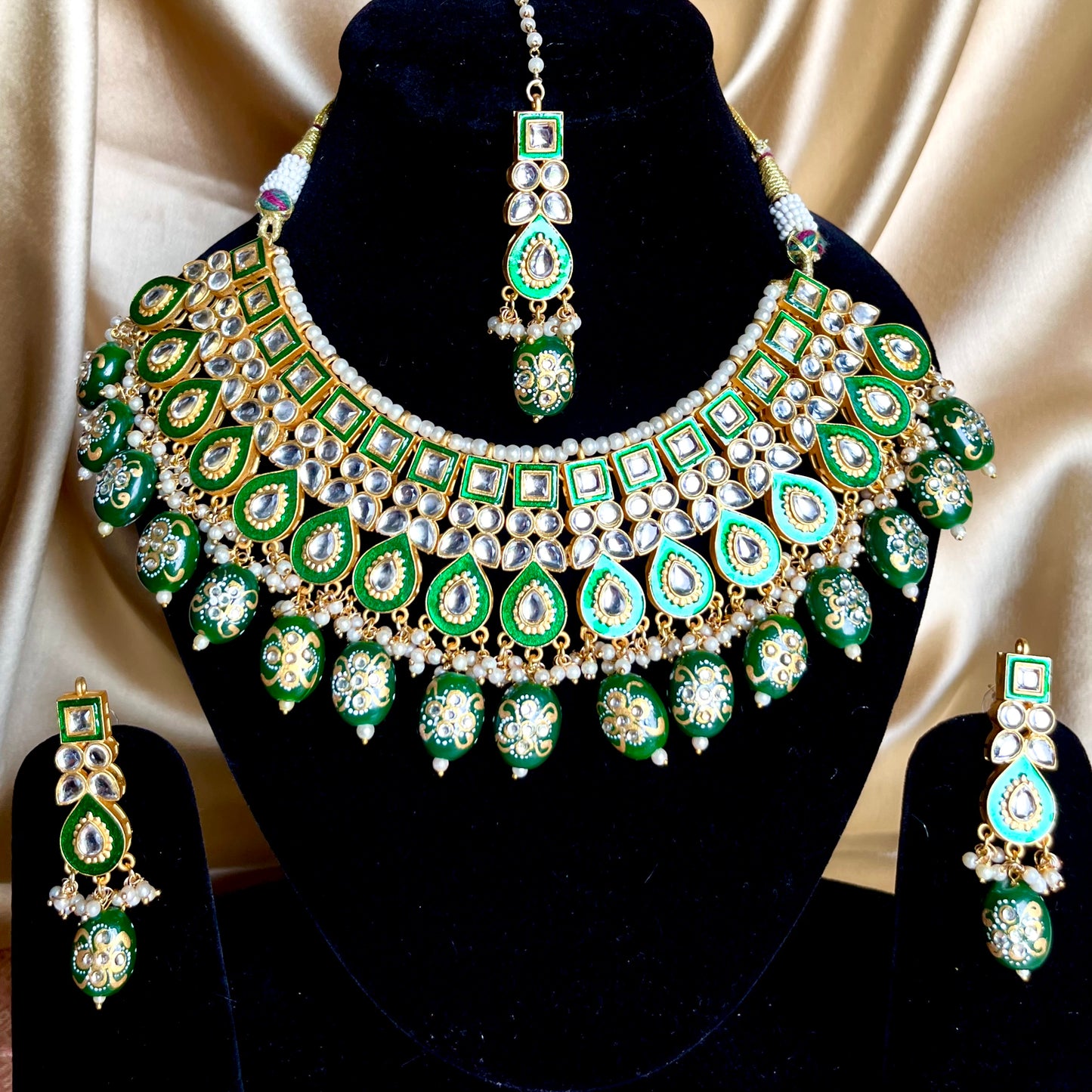 GOLDEN EMERALD RATRI NECKLACE SET