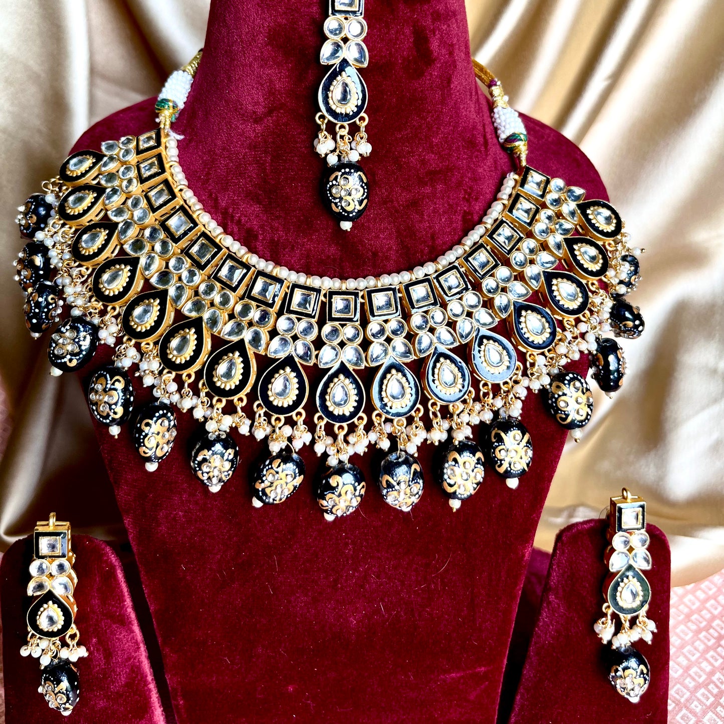 GOLDEN BLACK RATRI NECKLACE SET