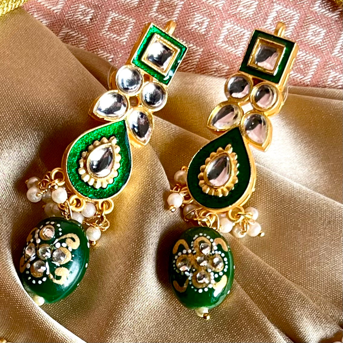 GOLDEN EMERALD RATRI NECKLACE SET