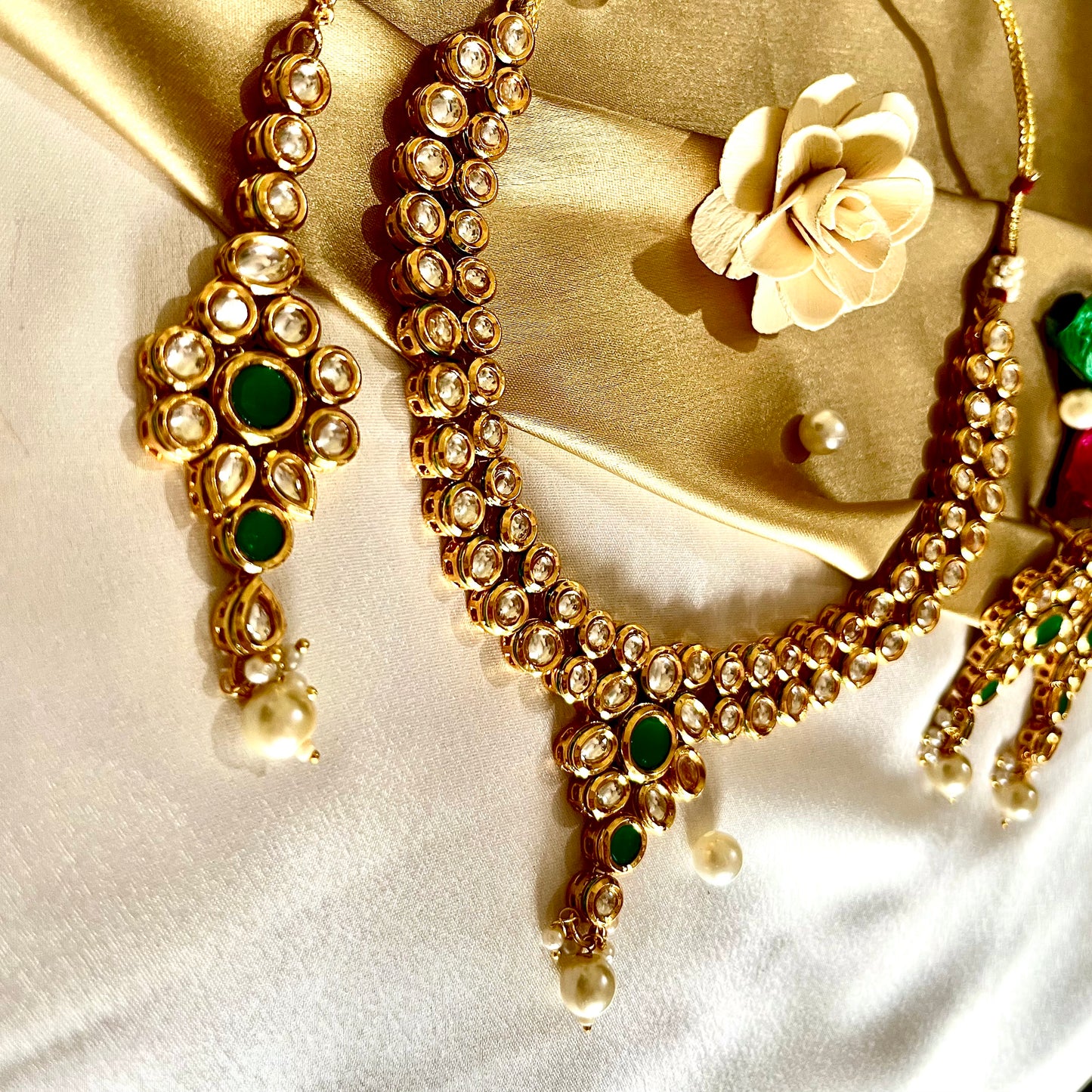 GOLDEN EMERALD NECKLACE SET