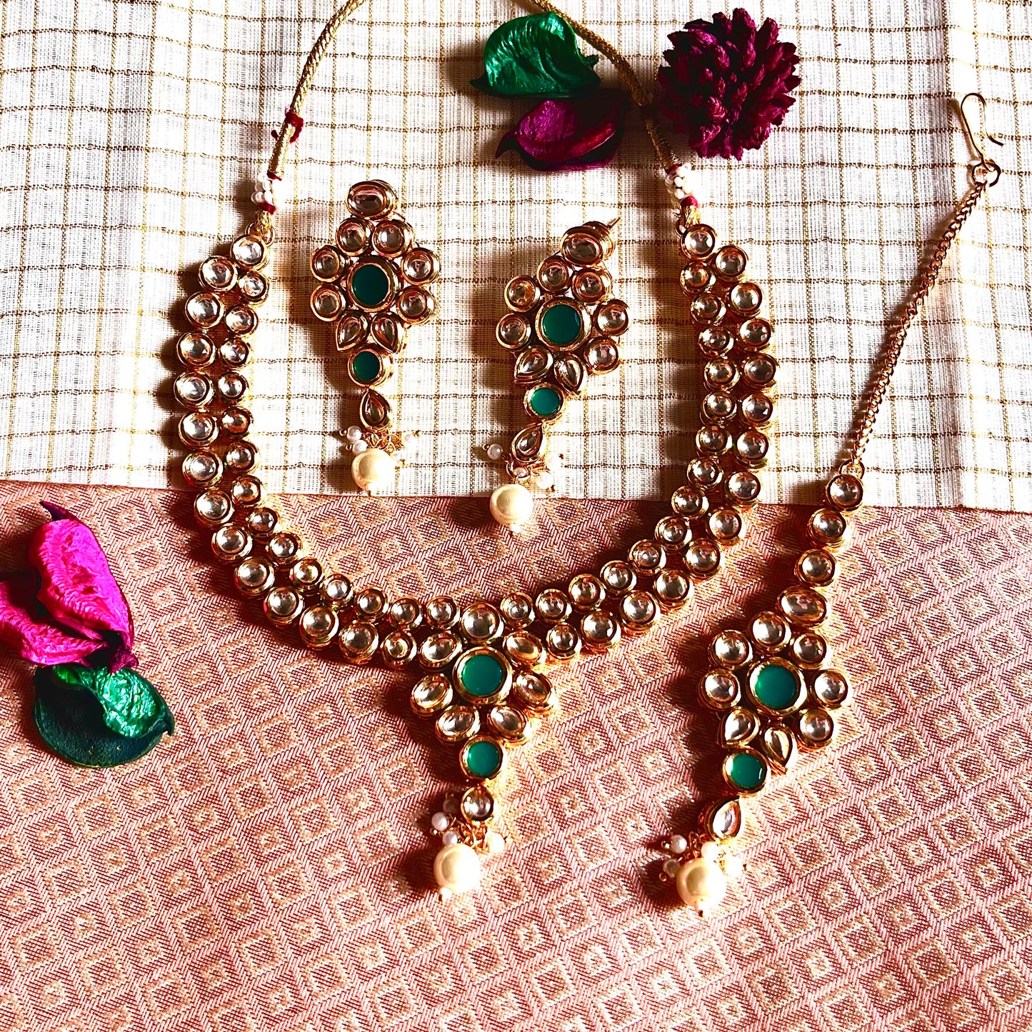 GOLDEN EMERALD NECKLACE SET