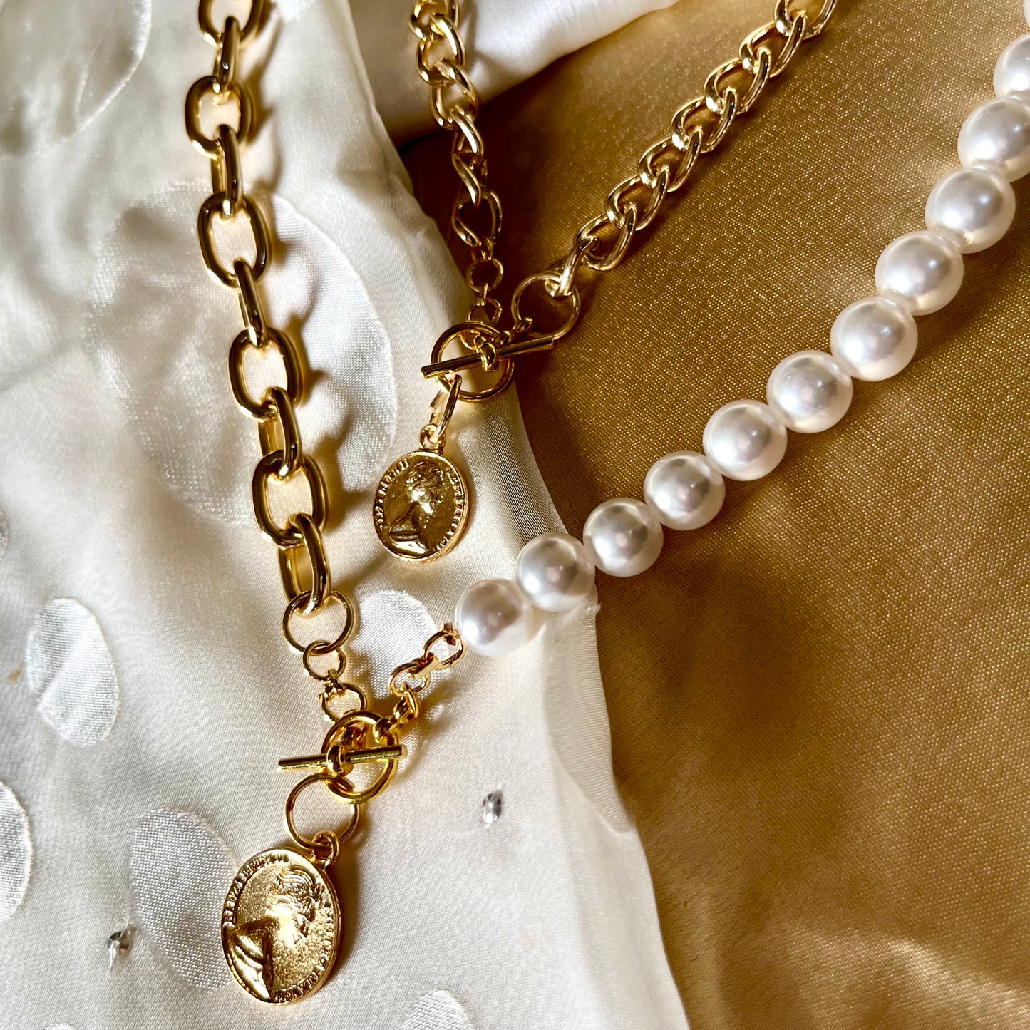 GOLDCOIN PEARL NECKPIECE