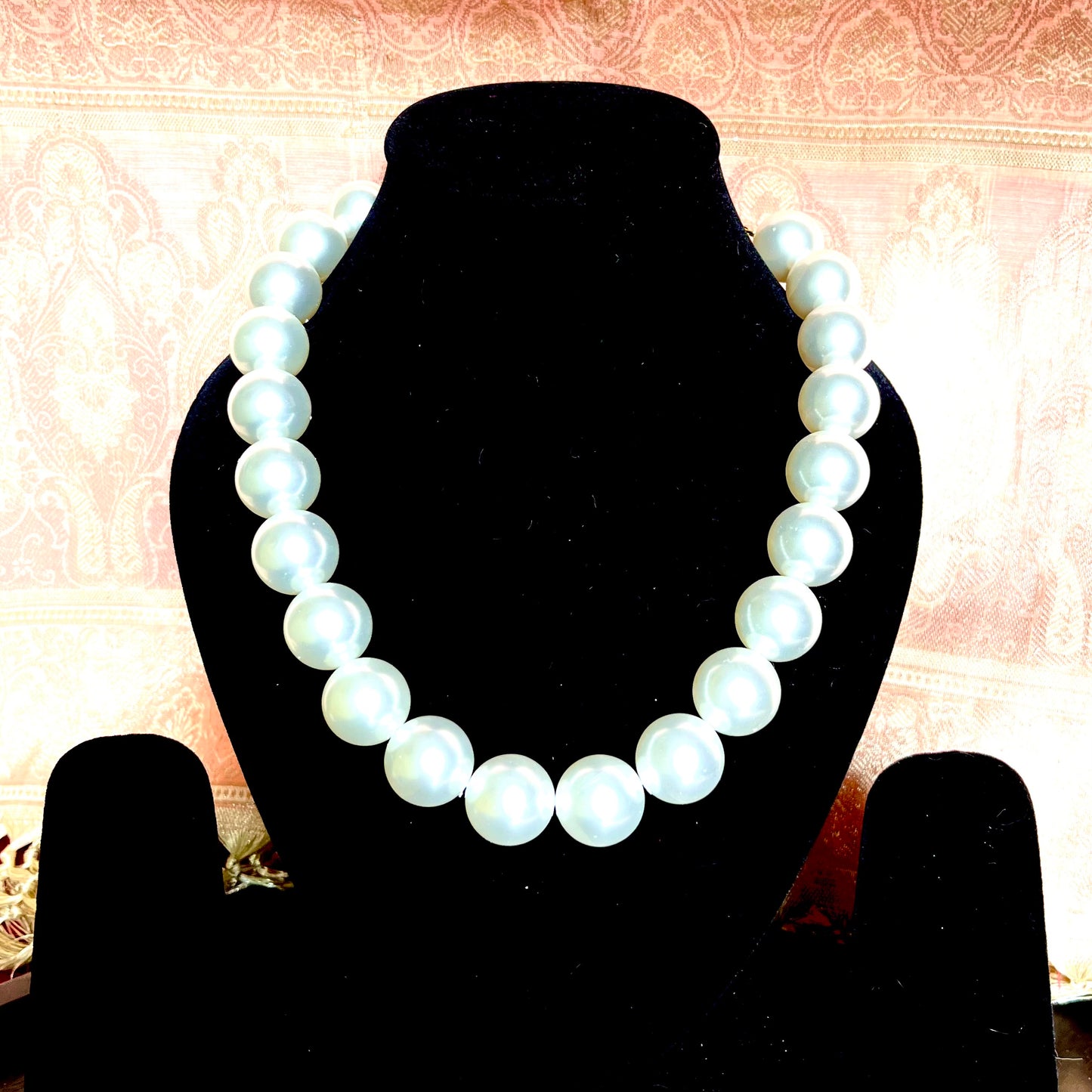 MOONSHINE BOLD PEARL NECKPIECE