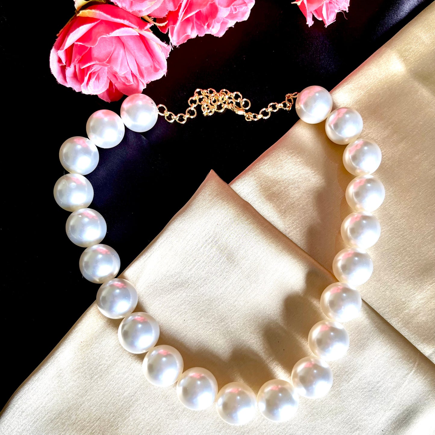 MOONSHINE BOLD PEARL NECKPIECE