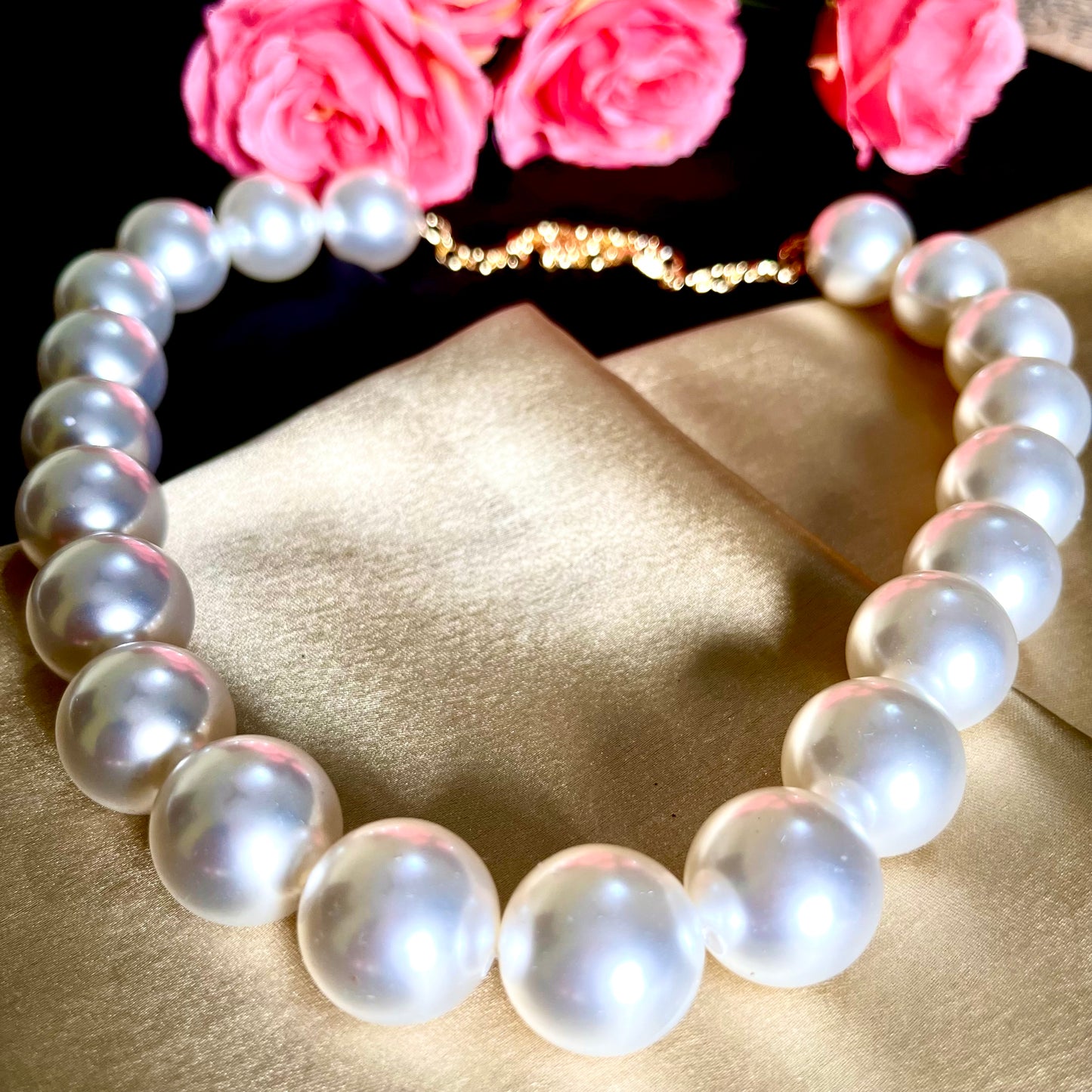 MOONSHINE BOLD PEARL NECKPIECE