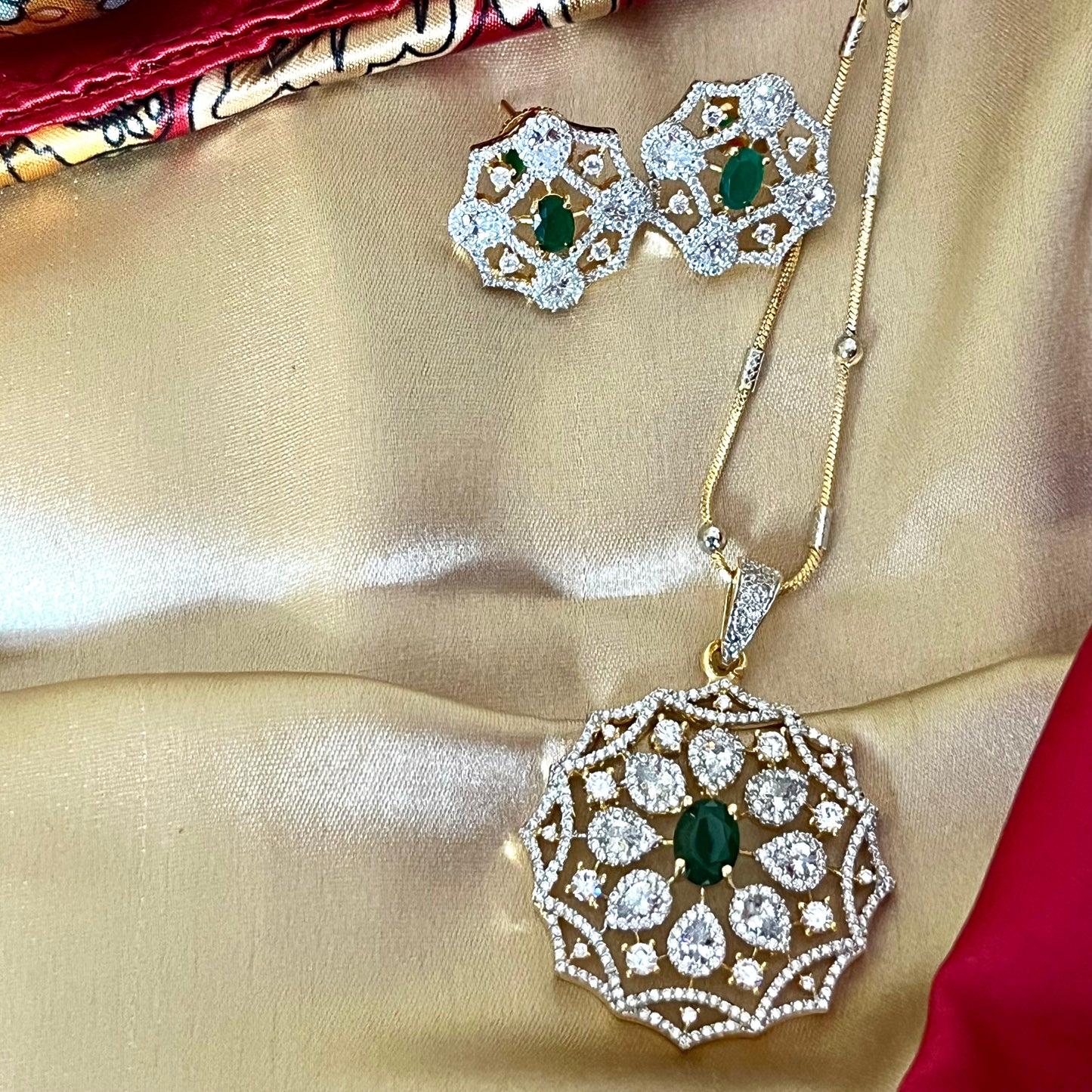 EMERALD KAVYA PENDANT SET