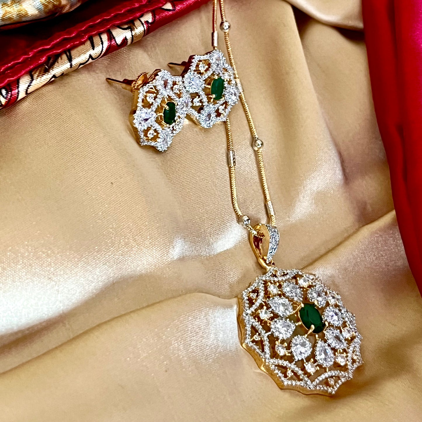 EMERALD KAVYA PENDANT SET