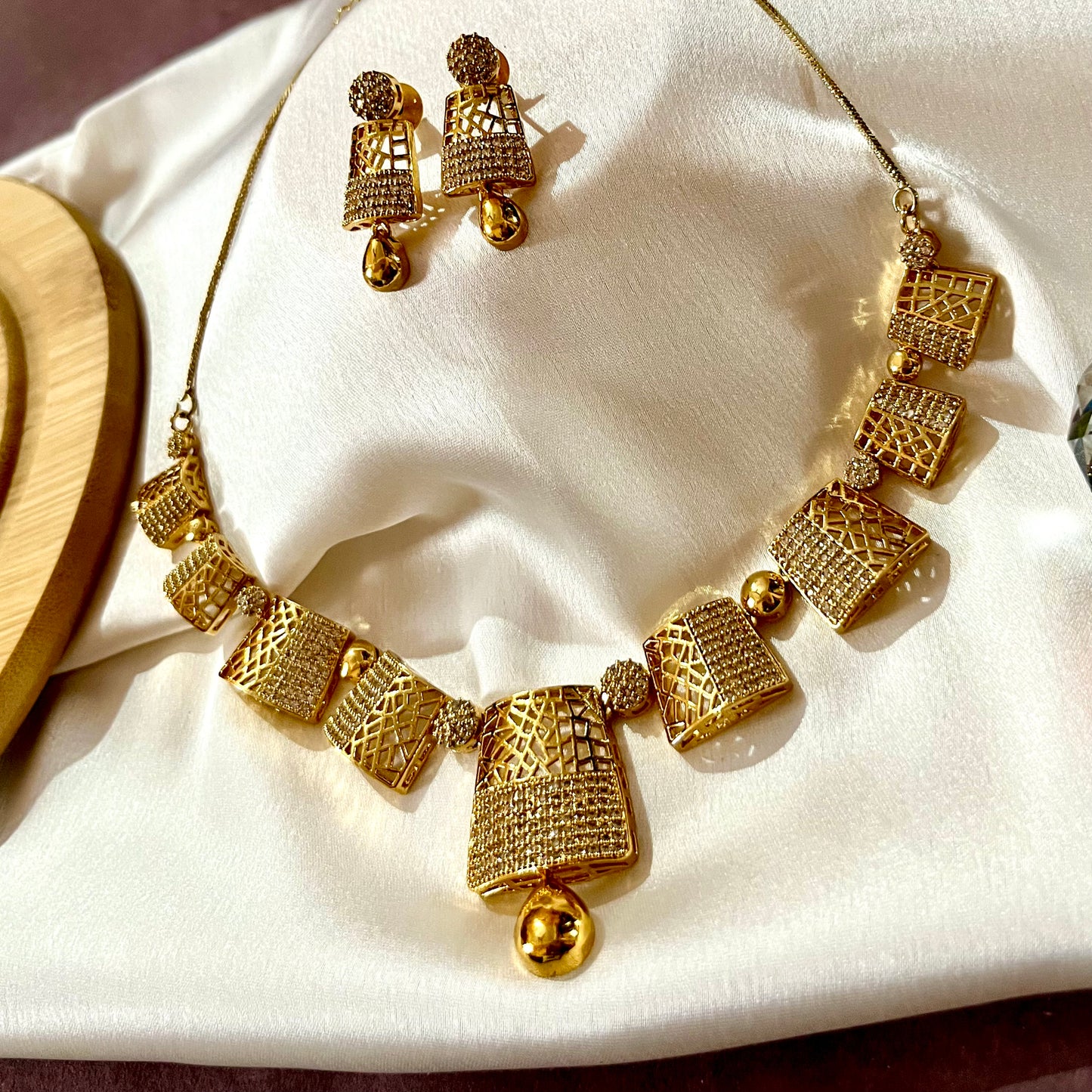 GOLD SHIMMER NECKLACE SET