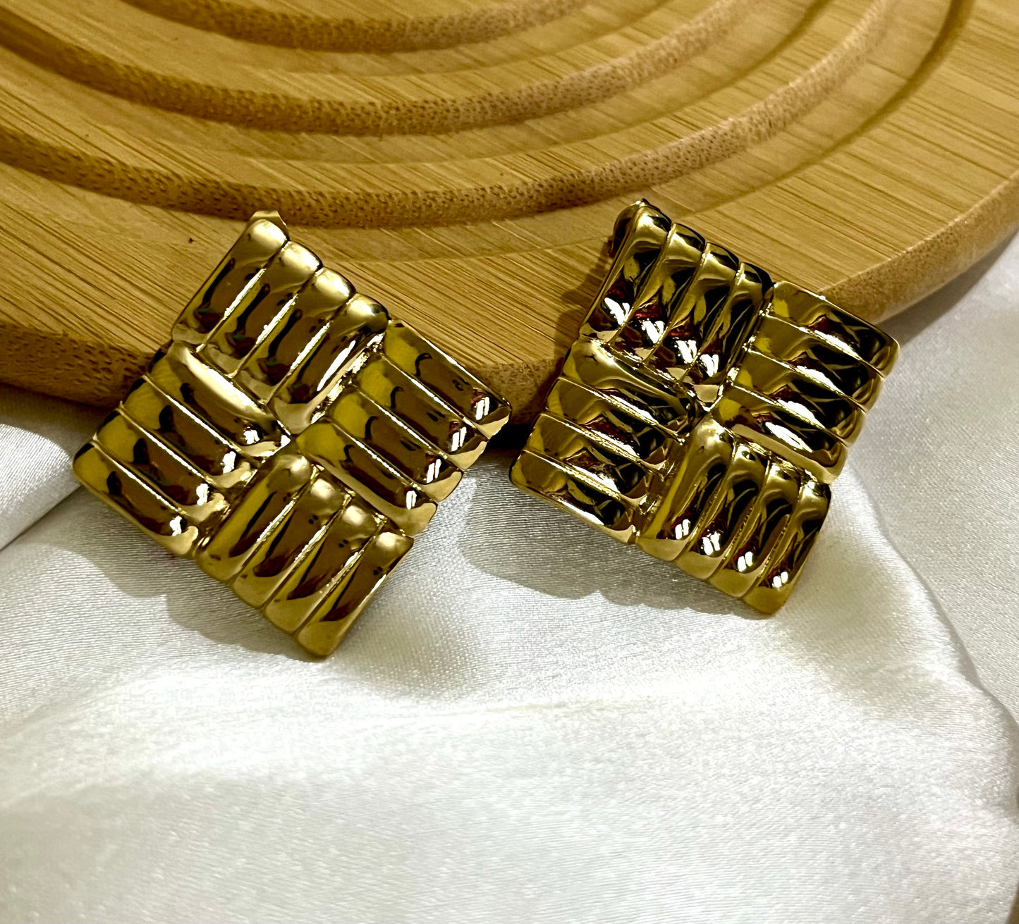 GOLD SQUARE STUDS