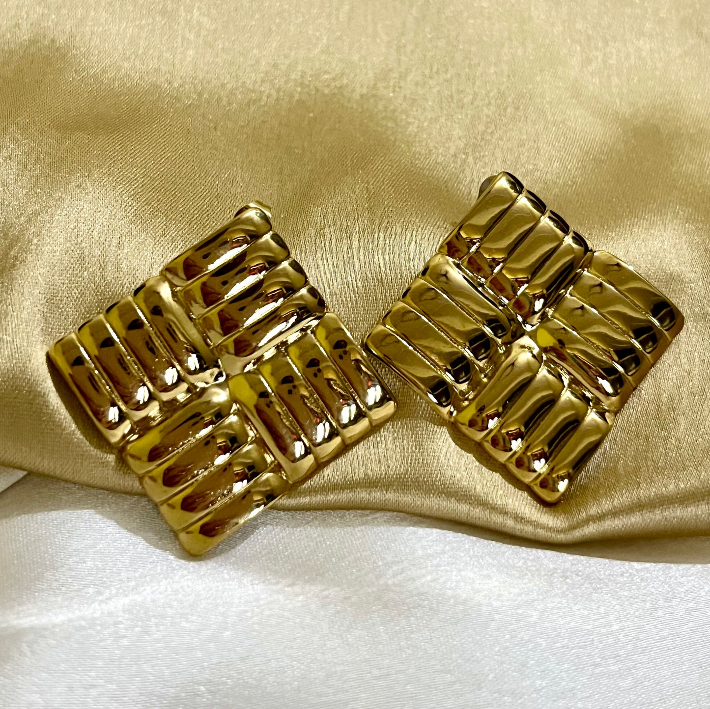 GOLD SQUARE STUDS