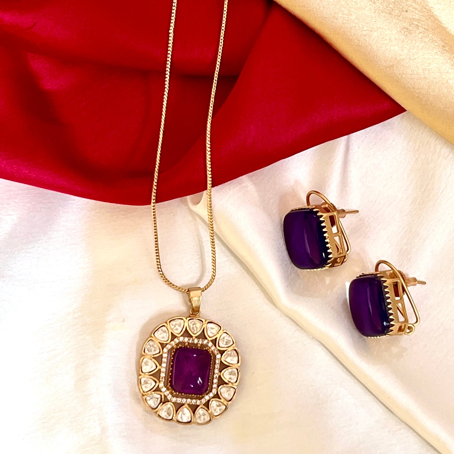 VIOLET MAAHI PENDANT SET