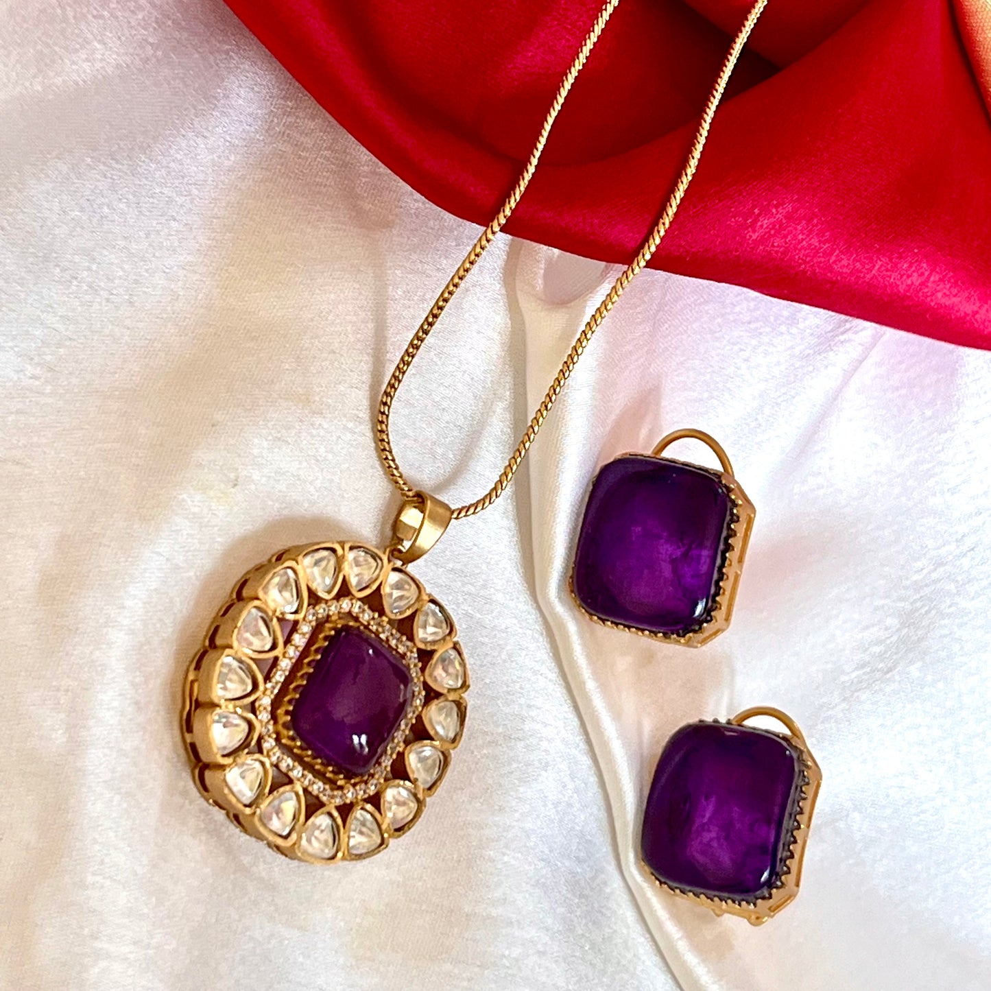 VIOLET MAAHI PENDANT SET