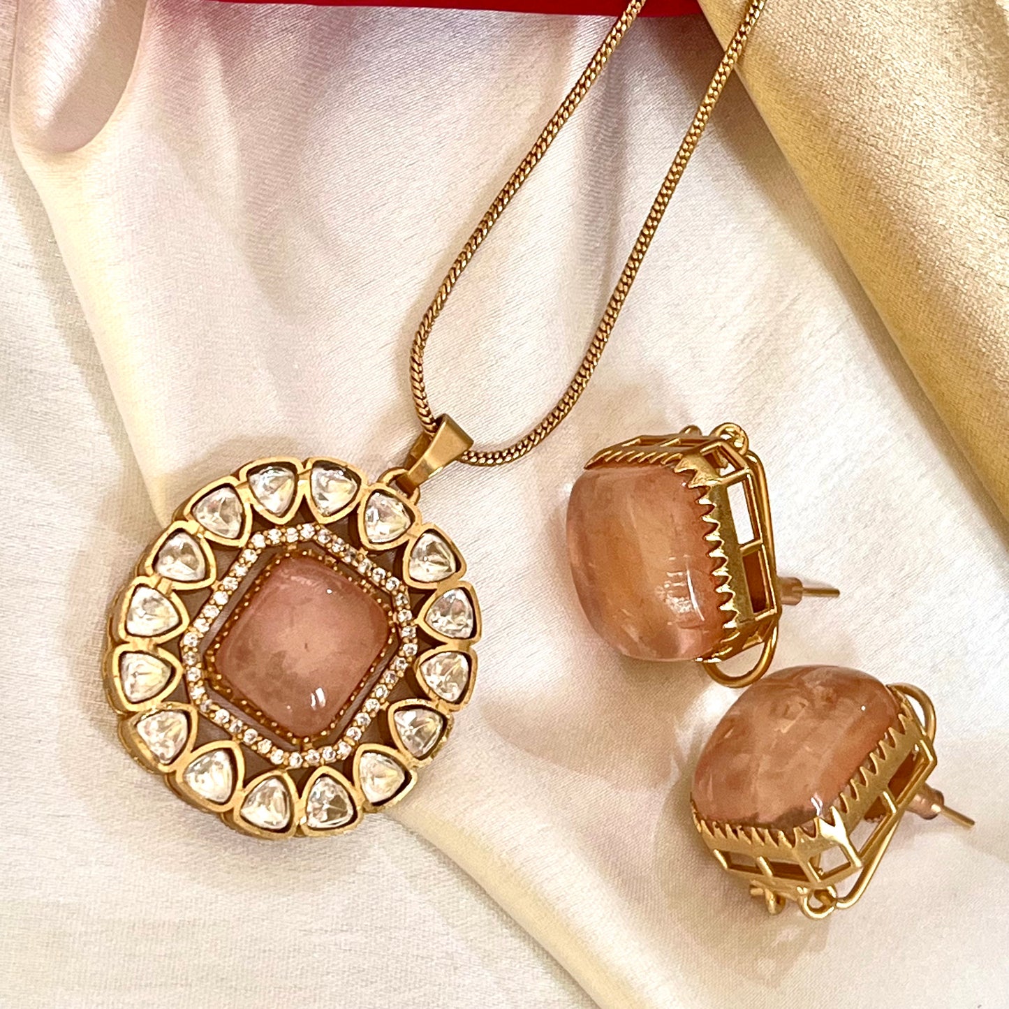 PEACH MAAHI PENDANT SET