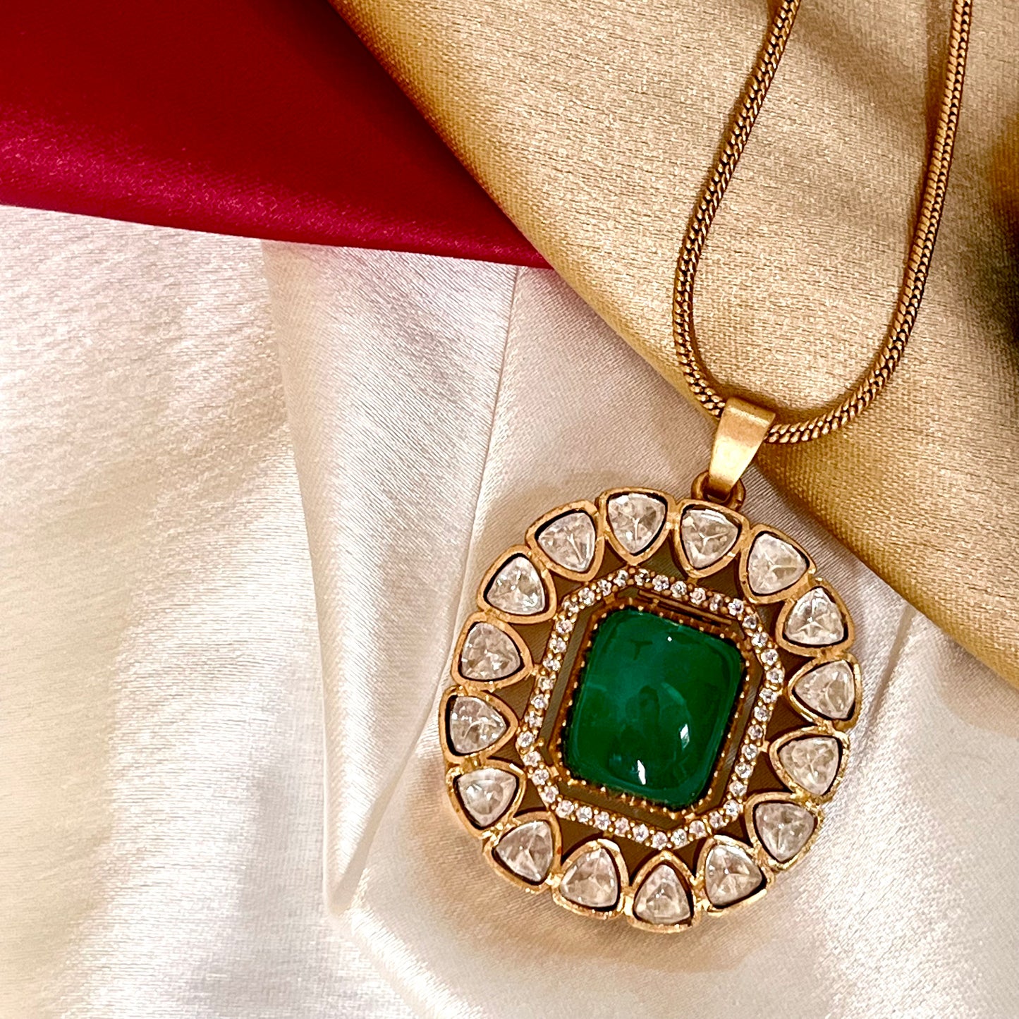 EMERALD MAAHI PENDANT SET