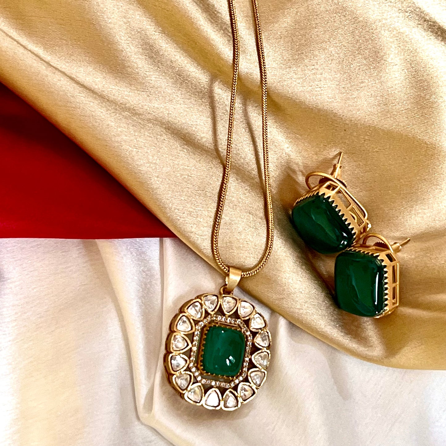 EMERALD MAAHI PENDANT SET