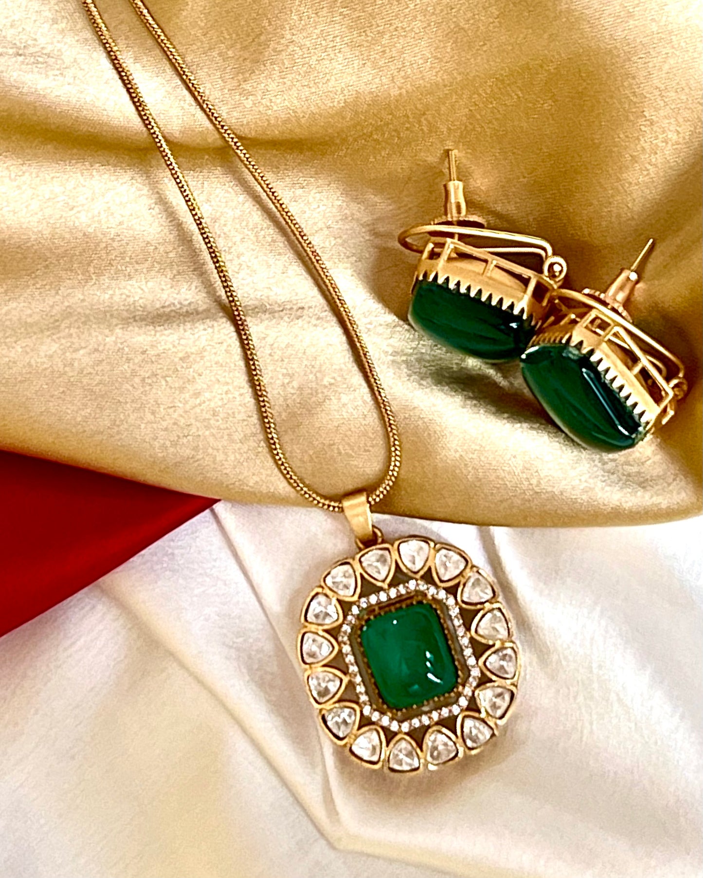 EMERALD MAAHI PENDANT SET