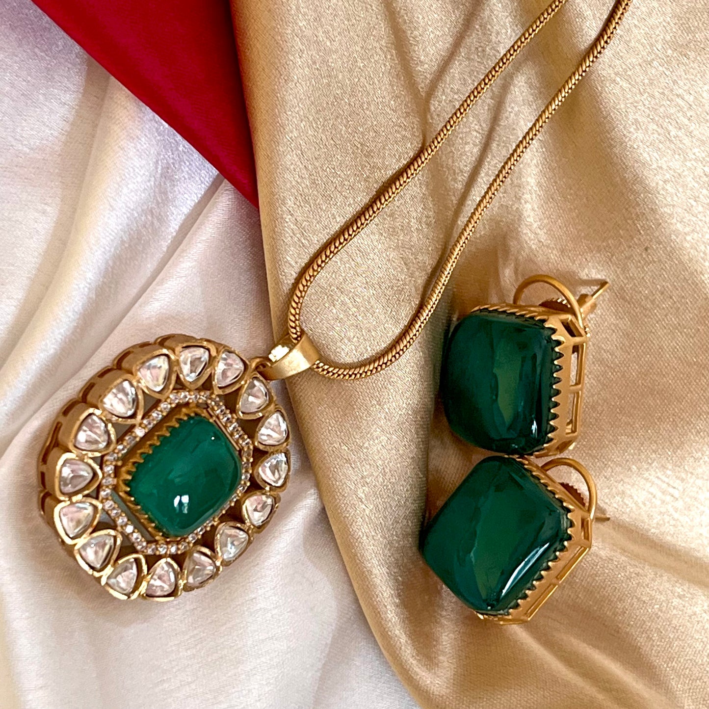 EMERALD MAAHI PENDANT SET