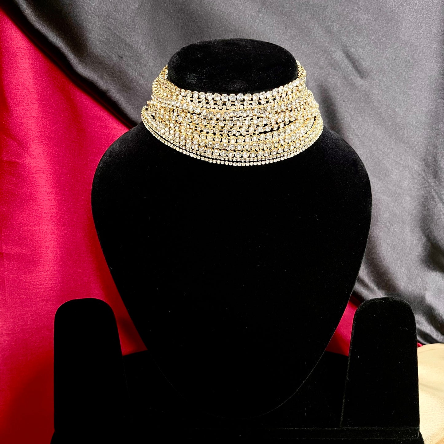 GOLDEN SPARKLY NECKPIECE