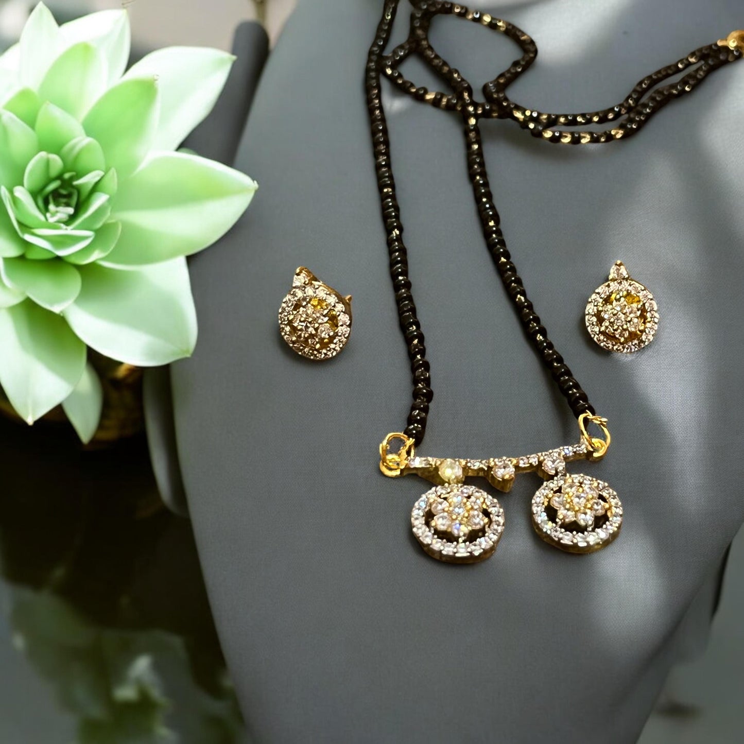 GOLDEN SAANVI MANGALSUTRA SET