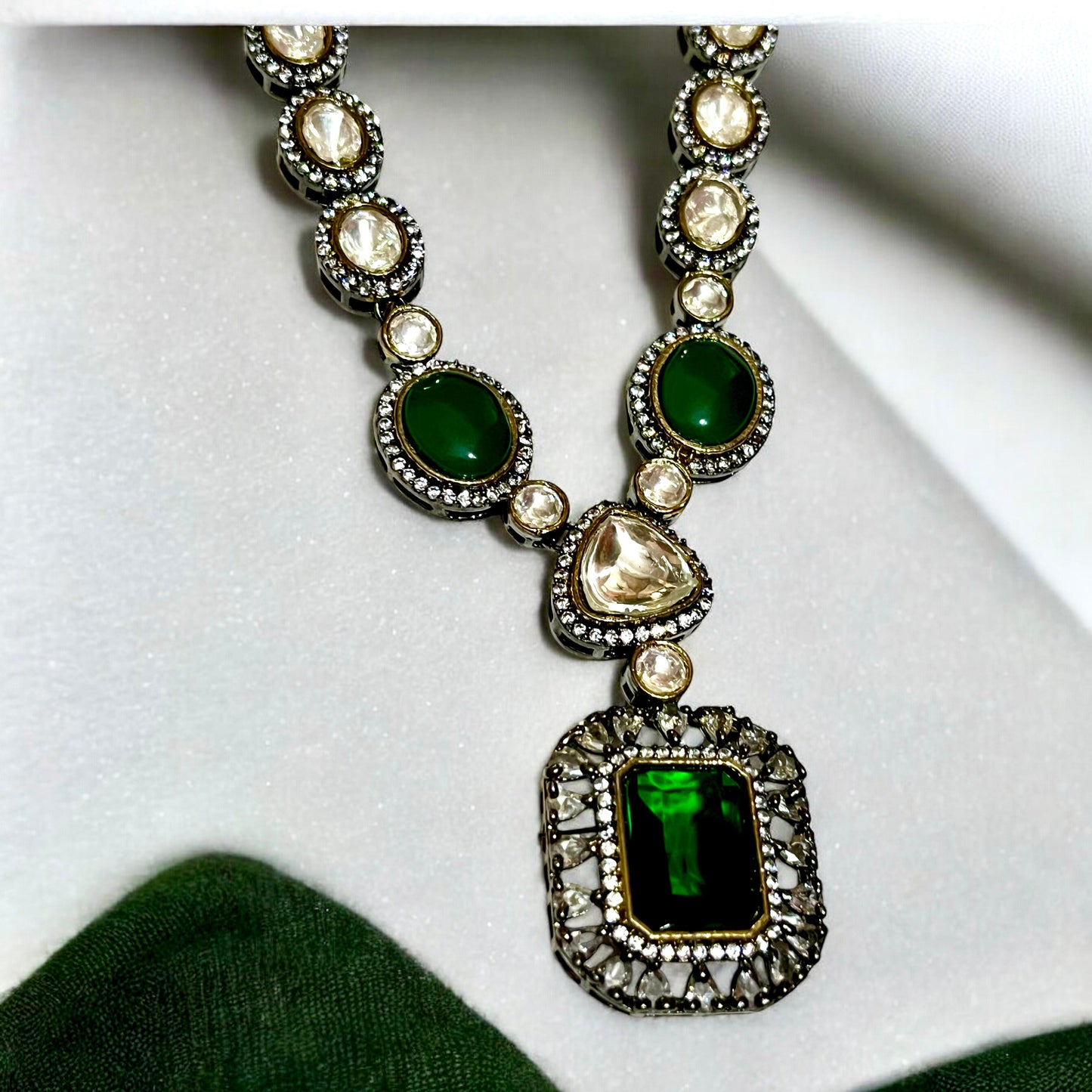 EMERALD AURA NECKLACE SET