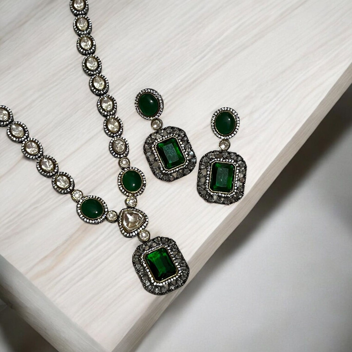 EMERALD AURA NECKLACE SET