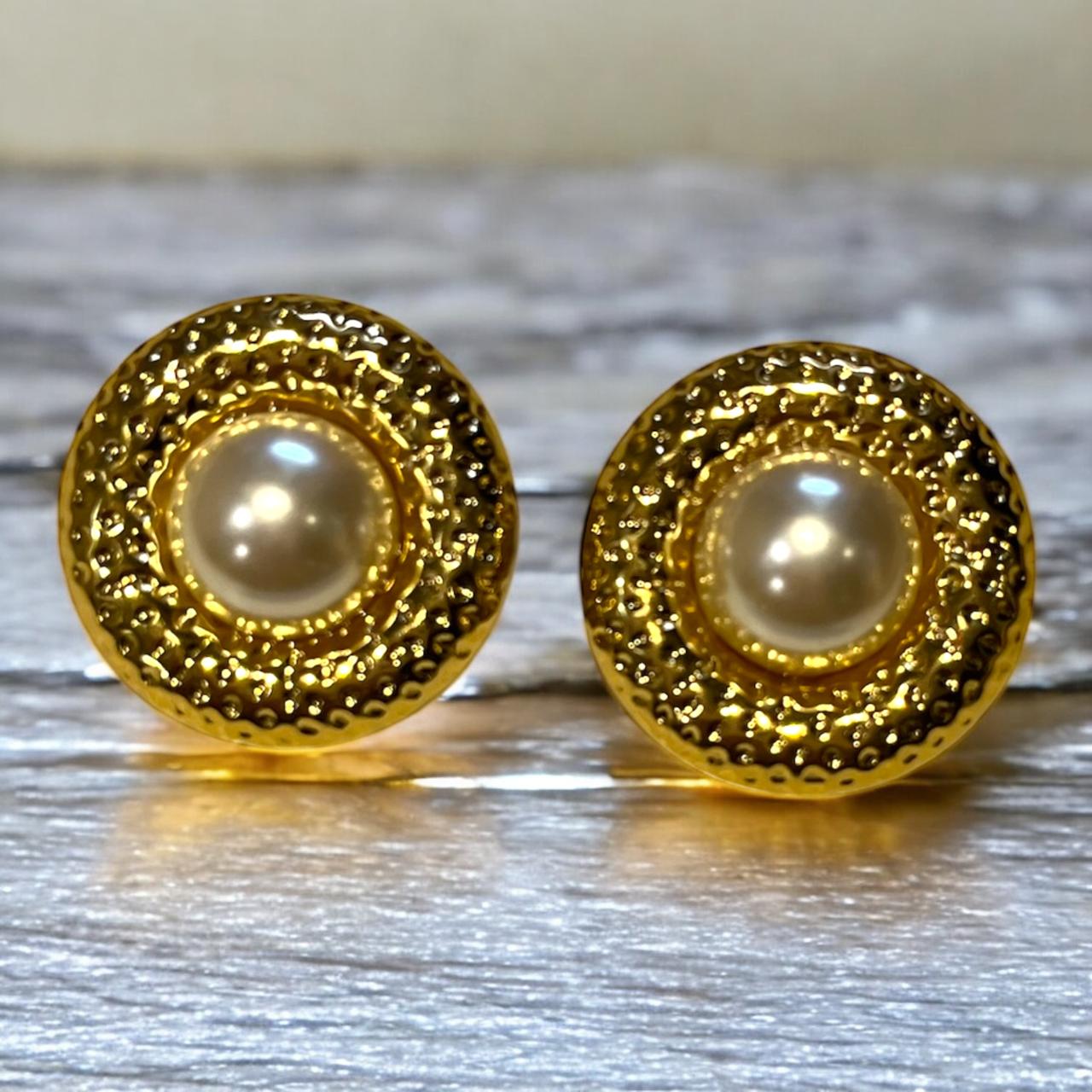 GOLD DIVA PEARL STUDS