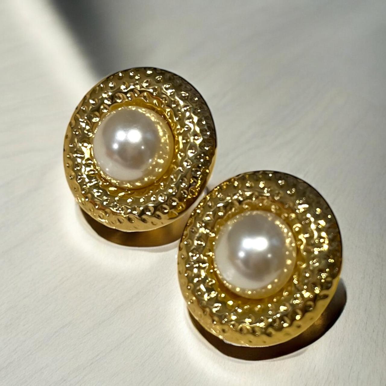 GOLD DIVA PEARL STUDS
