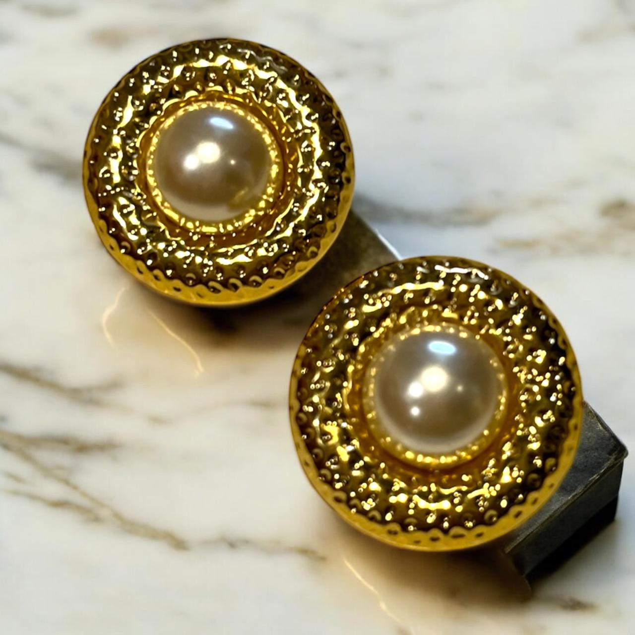 GOLD DIVA PEARL STUDS