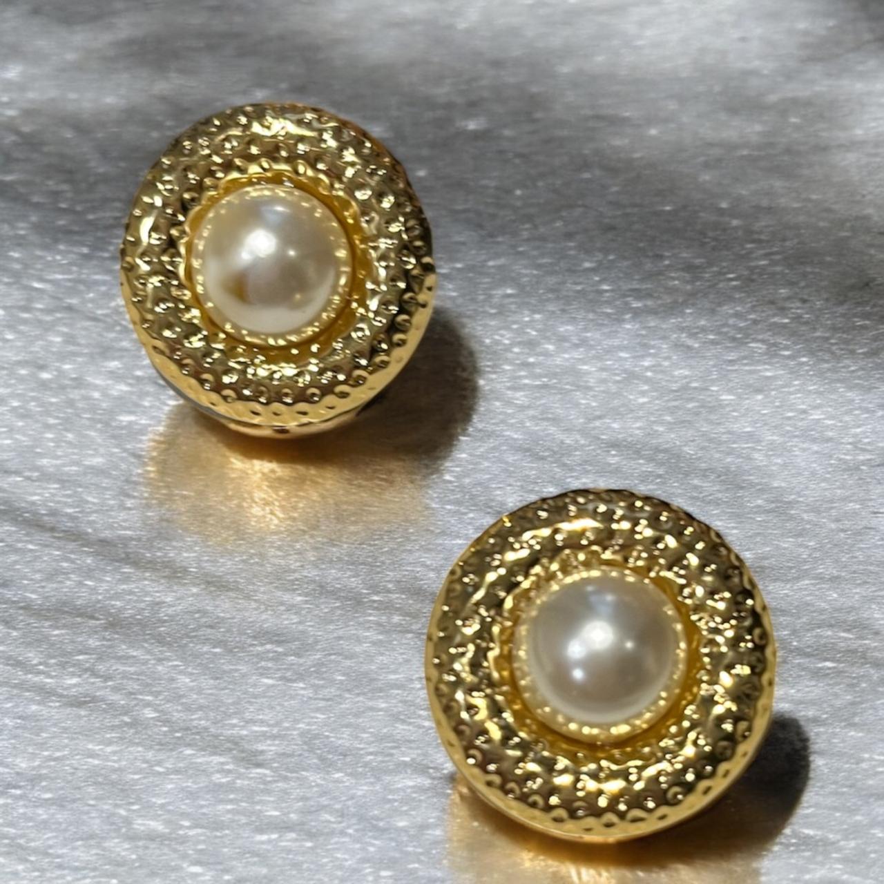 GOLD DIVA PEARL STUDS