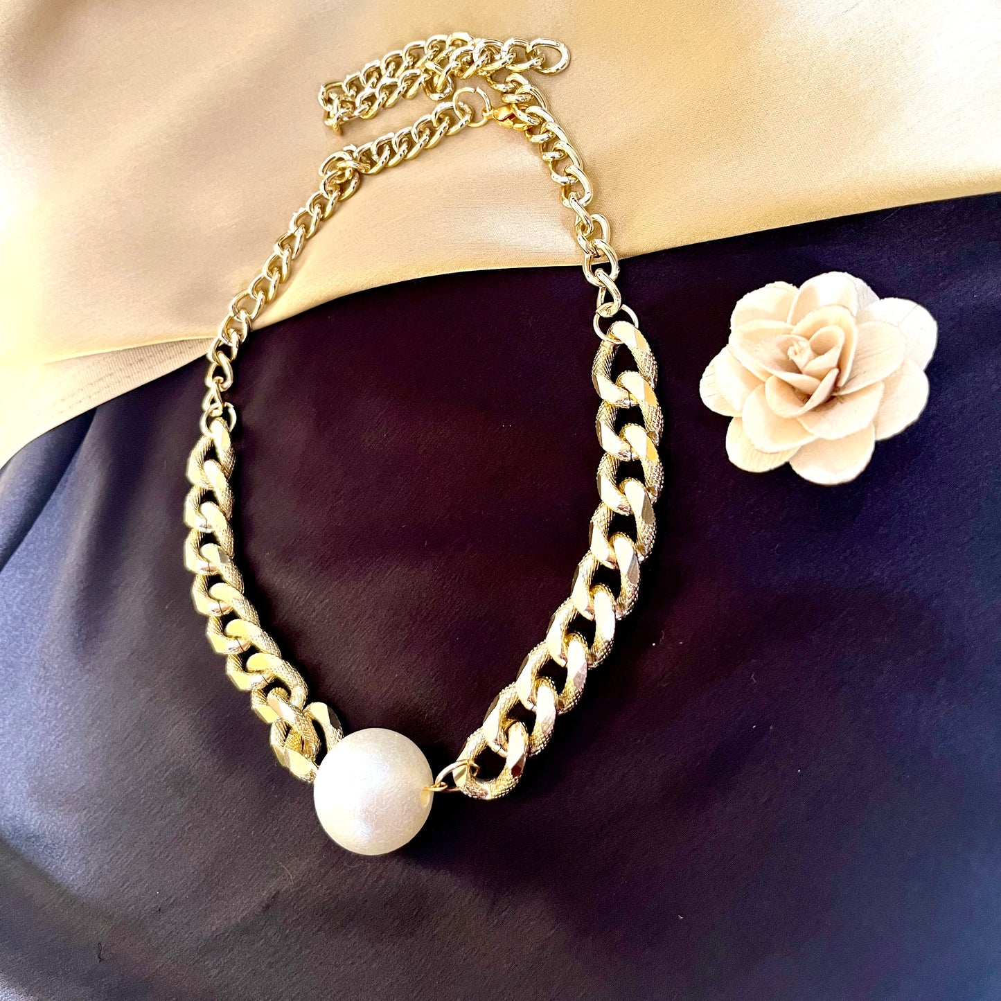 GOLDCHAIN PEARL NECKPIECE